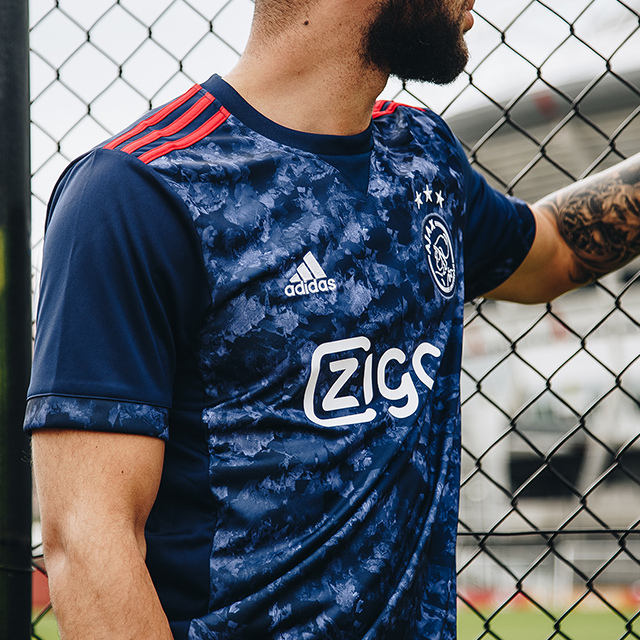 Knorretje puree Proficiat adidas en Ajax presenteren het nieuwe uitshirt voor 2017-2018