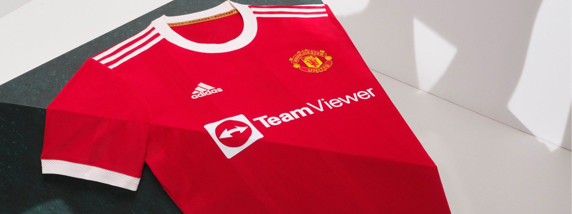 adidas-ManchesterUnited-Home-2122-Slider-Header-1920x720px-3.jpg