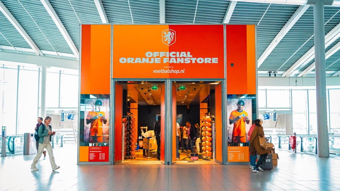 KNVB en Voetbalshop.nl geven voetbalfans unieke ervaring met Oranje fanstore op Utrecht Centraal