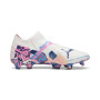 PUMA Future 7 Ultimate Gazon Naturel Gazon Artificiel Chaussures de Foot (MG) Blanc Bleu Rose